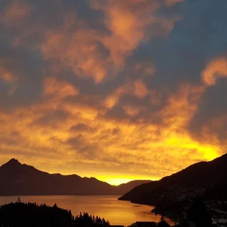 Stunning Home With Amazing Wakatipu Lake Views Queenstown Eksteriør billede