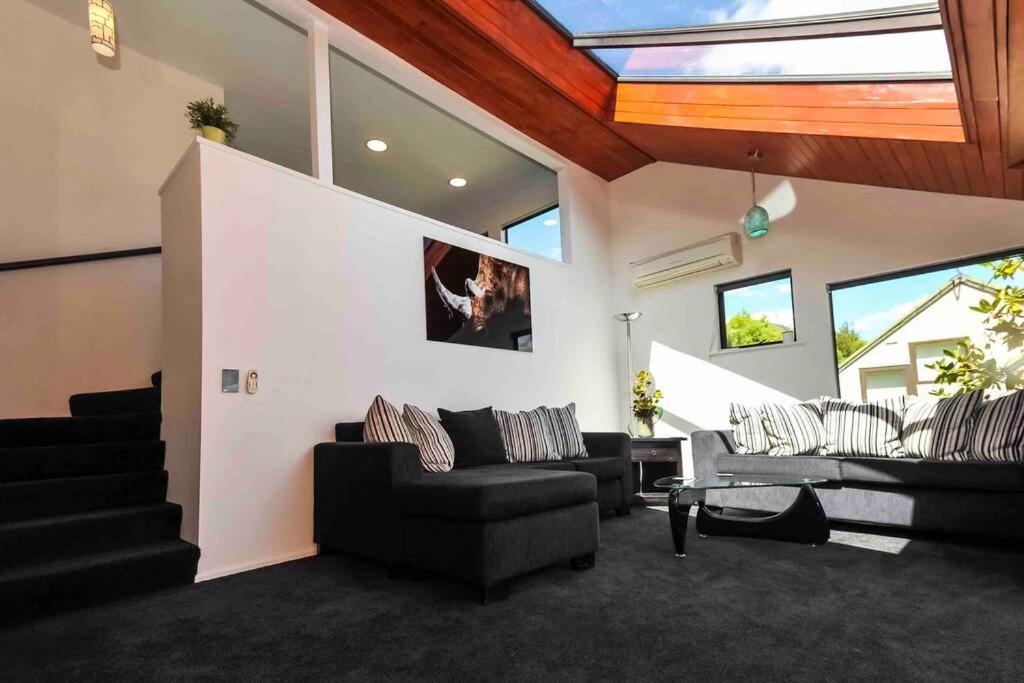 Stunning Home With Amazing Wakatipu Lake Views Queenstown Eksteriør billede