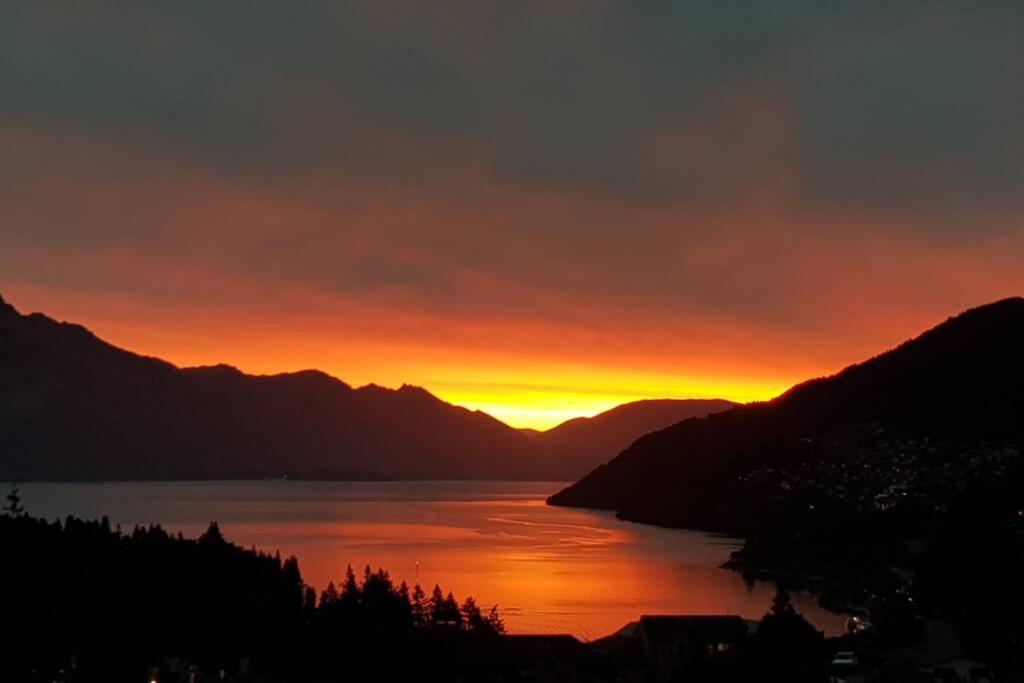 Stunning Home With Amazing Wakatipu Lake Views Queenstown Eksteriør billede