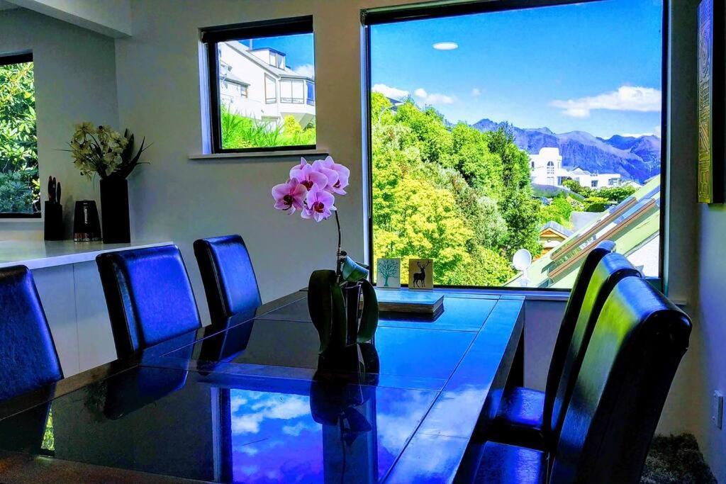 Stunning Home With Amazing Wakatipu Lake Views Queenstown Eksteriør billede