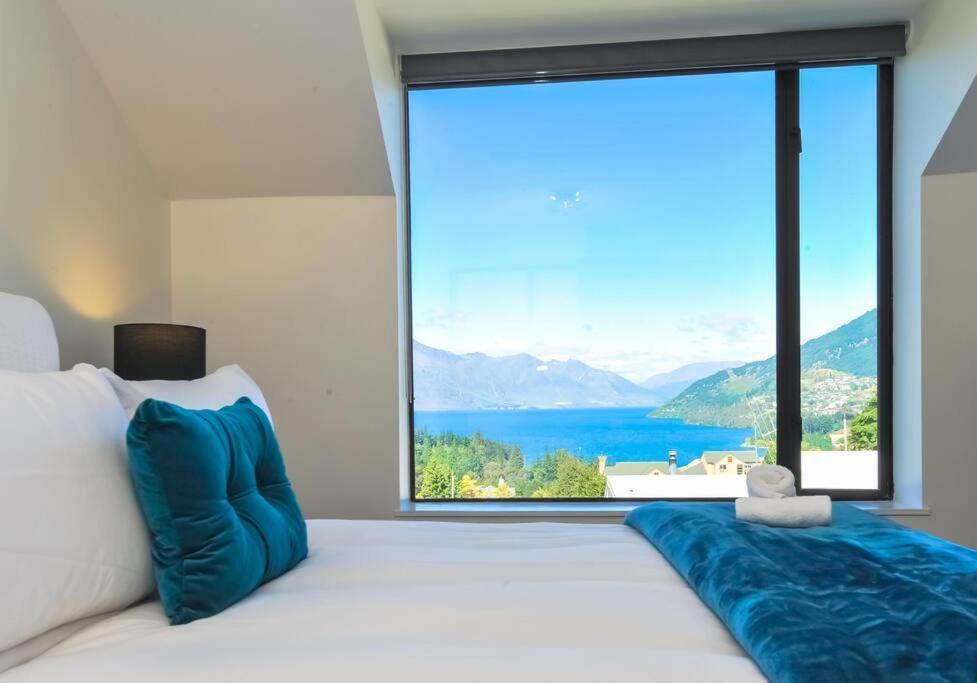 Stunning Home With Amazing Wakatipu Lake Views Queenstown Eksteriør billede