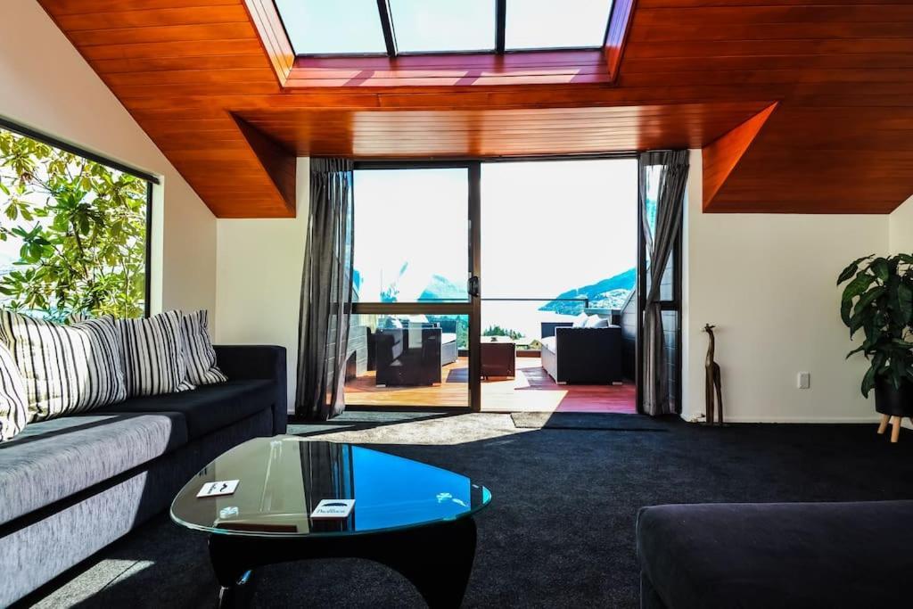 Stunning Home With Amazing Wakatipu Lake Views Queenstown Eksteriør billede