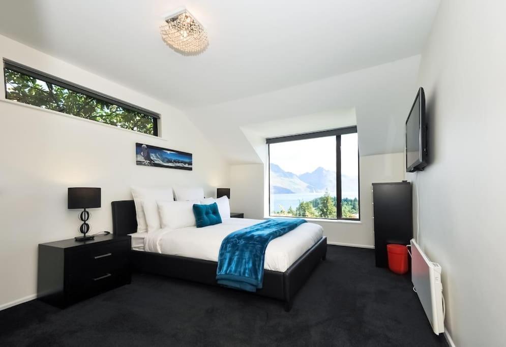 Stunning Home With Amazing Wakatipu Lake Views Queenstown Eksteriør billede