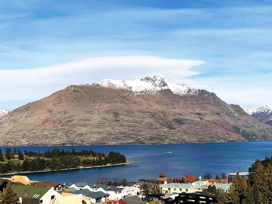 Stunning Home With Amazing Wakatipu Lake Views Queenstown Eksteriør billede