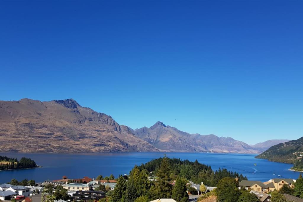 Stunning Home With Amazing Wakatipu Lake Views Queenstown Eksteriør billede