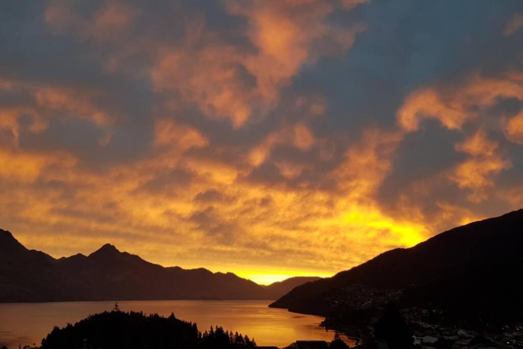 Stunning Home With Amazing Wakatipu Lake Views Queenstown Eksteriør billede