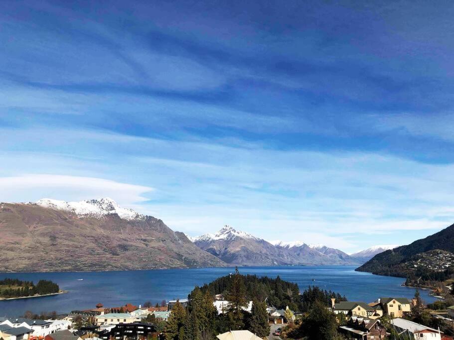 Stunning Home With Amazing Wakatipu Lake Views Queenstown Eksteriør billede