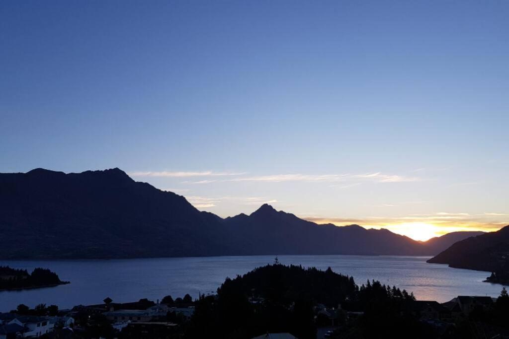 Stunning Home With Amazing Wakatipu Lake Views Queenstown Eksteriør billede